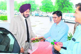 Guru Jambheshwar University officials receive the new vice-chancellor, Lt-Gen Devendra Dayal Singh Sandhu (retd), on his arrival in Hisar on Monday.