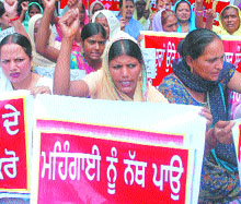 Scores of labourers, farmers and women, who are members of the anti-privatisation coordination committee, organised a dharna against the rising inflation in front of the district administrative complex in Jalandhar on Monday.