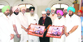 Jagdev Singh Jassowal (Centre) and Krishan Kumar Bawa (extreme right), patron and chairman of the Baba Banda Singh Bahadur International Manch, respectively, present portraits of the martyr to dignitaries in Ludhiana on Monday.