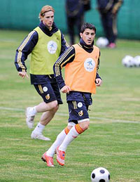 Spanish forwards David Villa (R) and Fernando Torres take part in a training session in Neustif near Innsbruck. Spain play Russia in Group D during the Euro 2008 tournament on Tuesday.