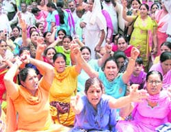 Members of the paramedical coordination committee protest near the house of health minister Laxmi Kanta Chawla in Amritsar on Tuesday. 