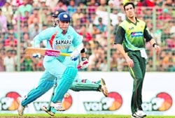 Virender Sehwag (C) and Gautam Gambhir take runs between wickets as Umar Gul (R) looks on during the ODI match between India and Pakistan at the Sher-e-Bangla Cricket Stadium in Dhaka 