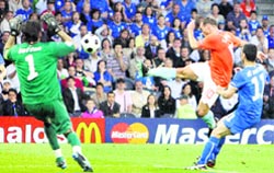 Netherlands' Wesley Sneijder (2R) shoots past Italy's goalkeeper Gianluigi Buffon (L) as Italy's Antonio Di Natale reacts (R) during their Group C Euro 2008 soccer match at the Stade de Suisse stadium in Bern