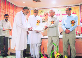 Jenab Hakim Ajmal Khan (L) being honourd by the Governor Dr AR Kidwai