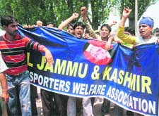 Members of the Jammu and Kashmir Transporters Welfare Association protest against fuel price hike coinciding with a protest by private transport operators, which, however, has ended with increase in bus fares.