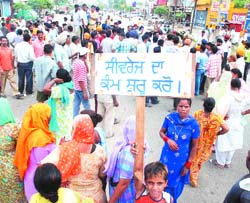 Agitators hold dharna on Jalandhar-Nakodar road. 