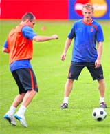Dutch forward Dirk Kuyt (R) waits for the ball during a training session in Lausanne on Thursday. Netherlands play France in their Group C match on Friday.  AFP