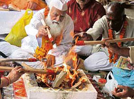 Well-known enviromentalist and teacher G.D. Agarwal performs havan before the start of his fast-unto-death against construction of hydroelectric projects on the Ganga, at Manikarnika ghat near Uttarkashi town on Friday.