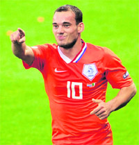 Sneijders stunning goal set the tone for the Netherlands as they blanked world champions Italy 3-0 during their group match at the Euro finals