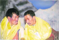 A May 2003 photo of Appa Sherpa (right) with Lakpa Gelu Sherpa, who had just recorded the fastest ascent till then (10 hours 56 mins)