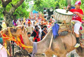 Devotees take part in a procession on the eve of Martyrdom of Guru Arjan Dev in Chandigarh