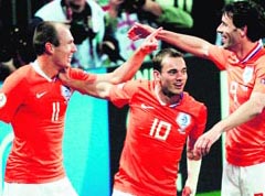 Dutch forward Arjen Robben (L) is congratulated by midfielder Wesley Sneijder (C) and forward Ruud van Nistelrooy after scoring a goal against France on Saturday. Netherlands won 4-1. 