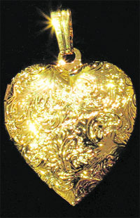 White and yellow gold pieces are considered fashionable and have become popular in bridal jewellery