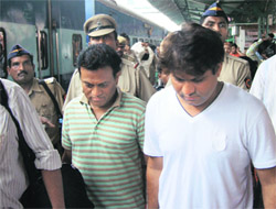Dr Amit and Dr Jeevan, accused in the kidney scam, being taken to Mumbai by the police at the Ambala railway station on Sunday.