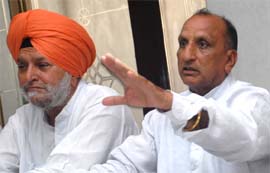 Sant Singh Brar (left) with Raghbir Singh Pardhan, ex-MLA, Gidderbaha, addressing a press conference in Bathinda on Monday.