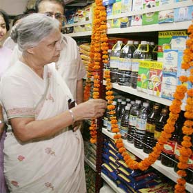 Chief Minister Sheila Dikshit inaugurates a Kendriya Bhandar at Delhi Secretariat