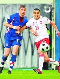 Croatian forward Ivan Klasnic (L) fights for the ball with Polish defender Marcin Wasilewski during the Euro 2008 Group B match
