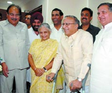 Chief Minister Sheila Dikshit and her cabinet colleagues with Union urban development minister S. Jaipal Reddy in New Delhi on Wednesday. 