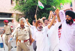Congress leaders of the Majitha block court arrest in Amritsar