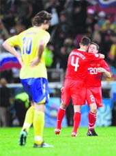 Sweden's Zlatan Ibrahimovic (L) reacts as Russia's Sergei Ignashevich celebrates with team mate Igor Semshov (R) after their Group D Euro 2008 soccer match at Tivoli Neu stadium in Innsbruck, on Wednesday. 