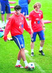 Croatians Vedran Corluka (L) and Luka Modric warm up during a training session in Bad Tatzmannsdorf on Wednesday. Croatia won Group B of the Euro 2008 championship and will pay next quarterfinal match against Turkey on Friday.