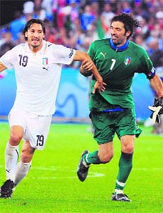 Italy moved into the quarterfnals of the Euro 2008 after thrashing France 2-0