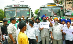 Members of the Sikh community block road at Bhogal in New Delhi 