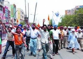 Members from the Sikh community protest against the Dera Sachcha Sauda chief Baba Gurmeet Ram Rahim Singh at Radhu Palace Chwok in New Delhi