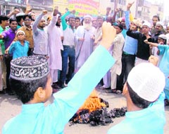 A scene of protest against Sacha Sauda dera head at Jagraon bridge, Ludhiana.