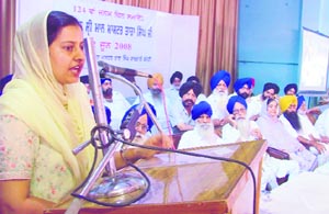 Bibi Kiranjit Kaur, grand-daughter of Master Tara Singh, speaks on his birth anniversary at GGN Khalsa College in Ludhiana on Sunday.