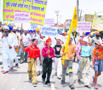 Sikhs hold a protest against Dera Sacha Sauda chief Gurmeet Ram Rahim Singh in Fatehabad on Tuesday.