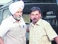 BDPO Manoj Dhand being arrested by Vigilance Bureaus sleuth for taking bribe in Ludhiana.
