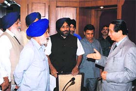 SAD president Sukhbir Singh Badal along with members of his 15-member delegation have a word with Maharashtra Governor S.C. Jameer (right) at Raj Bhavan in Mumbai