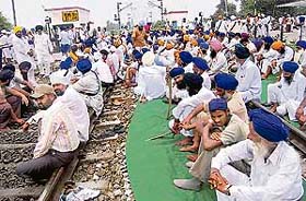 Protesters block rail traffic demanding the arrest of dera chief
