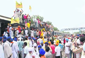 Sikhs hold up the Rewari-Fazilka train at the Sirsa railway station