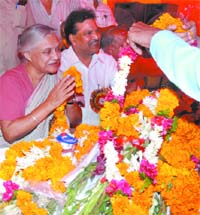 Chief Minster Sheila Dikshit along with other ministers at the inauguration of the office Complex of the Conferdation of Sadar Bazar Traders Association in New Delhi on Thursday.