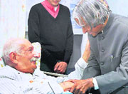 Feb 25, 2007: The then President APJ Abdul Kalam calls on an ailing Manekshaw at Wellington.
