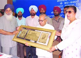 External affairs minister Pranab Mukherjee being honoured by Chief Minister Parkash Singh Badal and PPCC president Rajinder Kaur Bhattal in Amritsar
