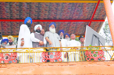 Foreign minister Pranab Mukherjee and Punjab Chief Minister Parkash Singh Badal look towards Pakistan side while discussing the possibilities of a corridor to Kararpur Sahib gurdwara (Pakistan), at Dera Baba Nanak, Gurdaspur, on Saturday.