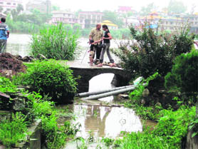 Even though more than 3,000 fish have died in Mandis Rewalsar Lake in the past 15 days there seems to be no check on drains discharging pollutants into the lake as the picture depicts.