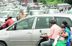Long queue of vehicles on the Madhya Marg-Mani Majra road