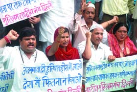 Activists under the banner of Muslim Rashtiya manch shout slogans against the Jammu and Kashmir government and Hurriyat leaders during a demonstration against politicization of the sacred shrine of Shri Amarnath, at Jantar Mantar in New Delhi