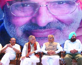 Former Vice-President Bhairon Singh Shekhawat with senior BJP leaders Murali Manohar Joshi, Vijay Kumar Malhotra and Rajya Sabha MP Trilochan Singh at the death anniversary of former Delhi Chief Minster and party leader Sahib SIngh Verma in New Delhi