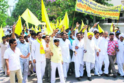 Workers of the HJC(BL), led by president of the district (rural) party unit Krishan Murti Hooda, hold a demonstration against the anti-people policies of the government in Rohtak 