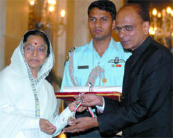 Dr K.K. Aggarwal receives the Dr B.C. Roy National Award  2005 from President Pratibha Patil at the Rashtrapati Bhavan in New Delhi on Tuesday.