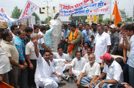 Activists of the Hindu Jagriti Manch protest at PAP Chowk in Jalandhar on Tuesday.