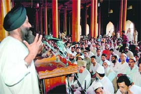 A Kashmiri Sikh leader addresses Muslims inside Jamia Masjid in Srinagar