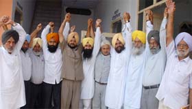 Political parties joined hands in Bathinda to protest against the alleged high-handedness of the ruling combine in BMC polls