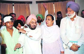 PPCC president Rajinder Kaur Bhattal, party spokesman Bir Devinder Singh (extreme right) and party general secretary Lal Singh with injured Congress worker in Patiala