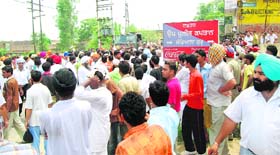 Congress workers gherao the office of the DSP, Jandiala Guru